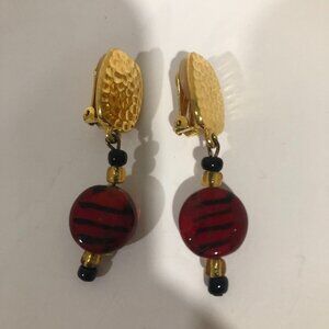 Vintage art glass clip on earrings dangle hammered gold tone